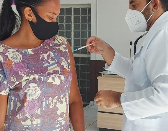 Grupos essenciais recebem vacina contra a Covid-19