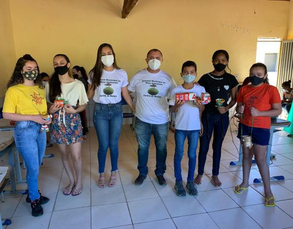 SEMCAS realiza oficina de confecção de brinquedos com material reciclável com jovens do SCFV